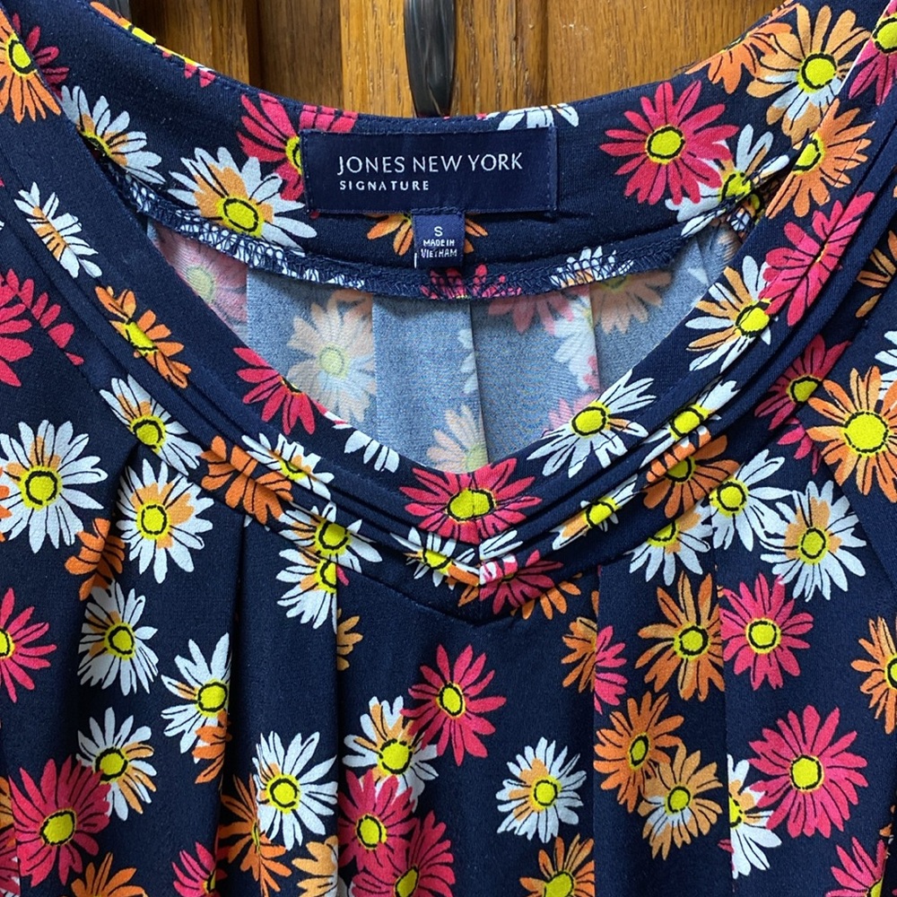Jones New York Pink, white, and Navy Floral 3/4 Sleeve Blouse.  Like new
